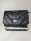Bolso acolchado con cadena dorada