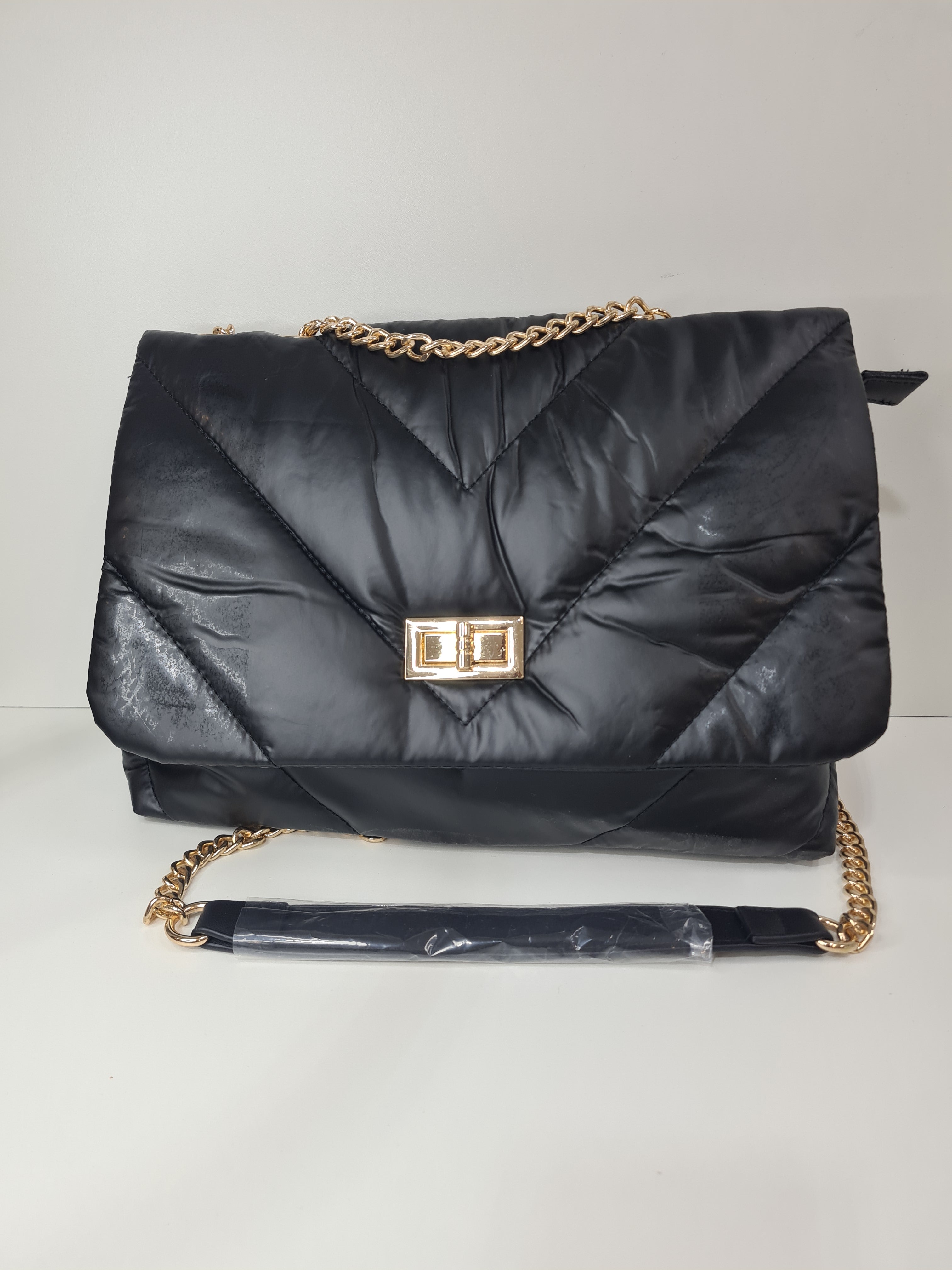 Bolso acolchado con cadena dorada