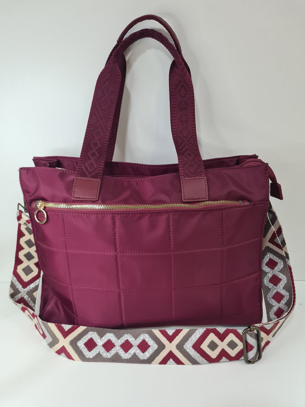 Bolso acolchado granate con asas y correa multicolor