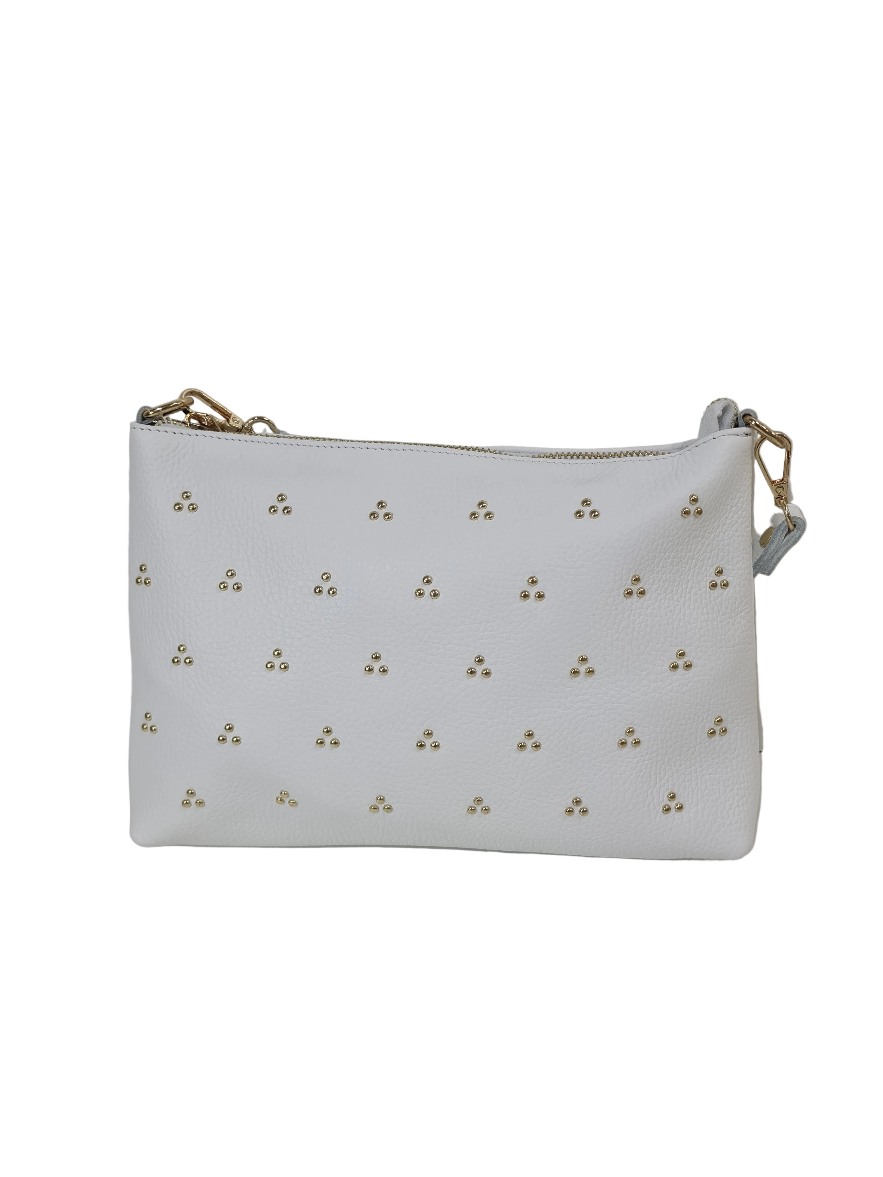 Bolso bandolera de piel con tachuelas doradas