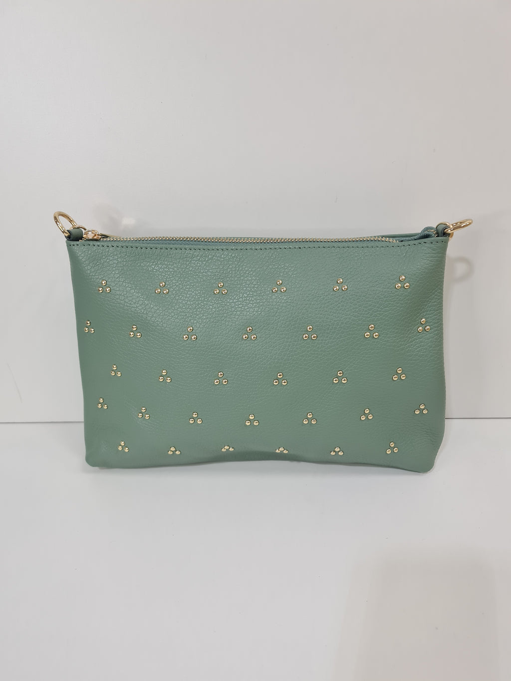 Bolso bandolera de piel con tachuelas doradas