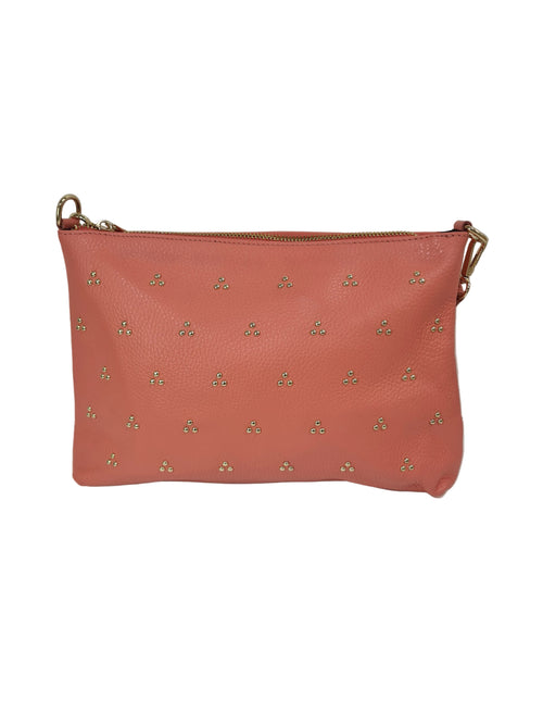 Bolso bandolera de piel con tachuelas doradas