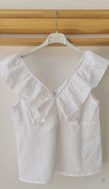Blusa blanca tela bordada cuello pico