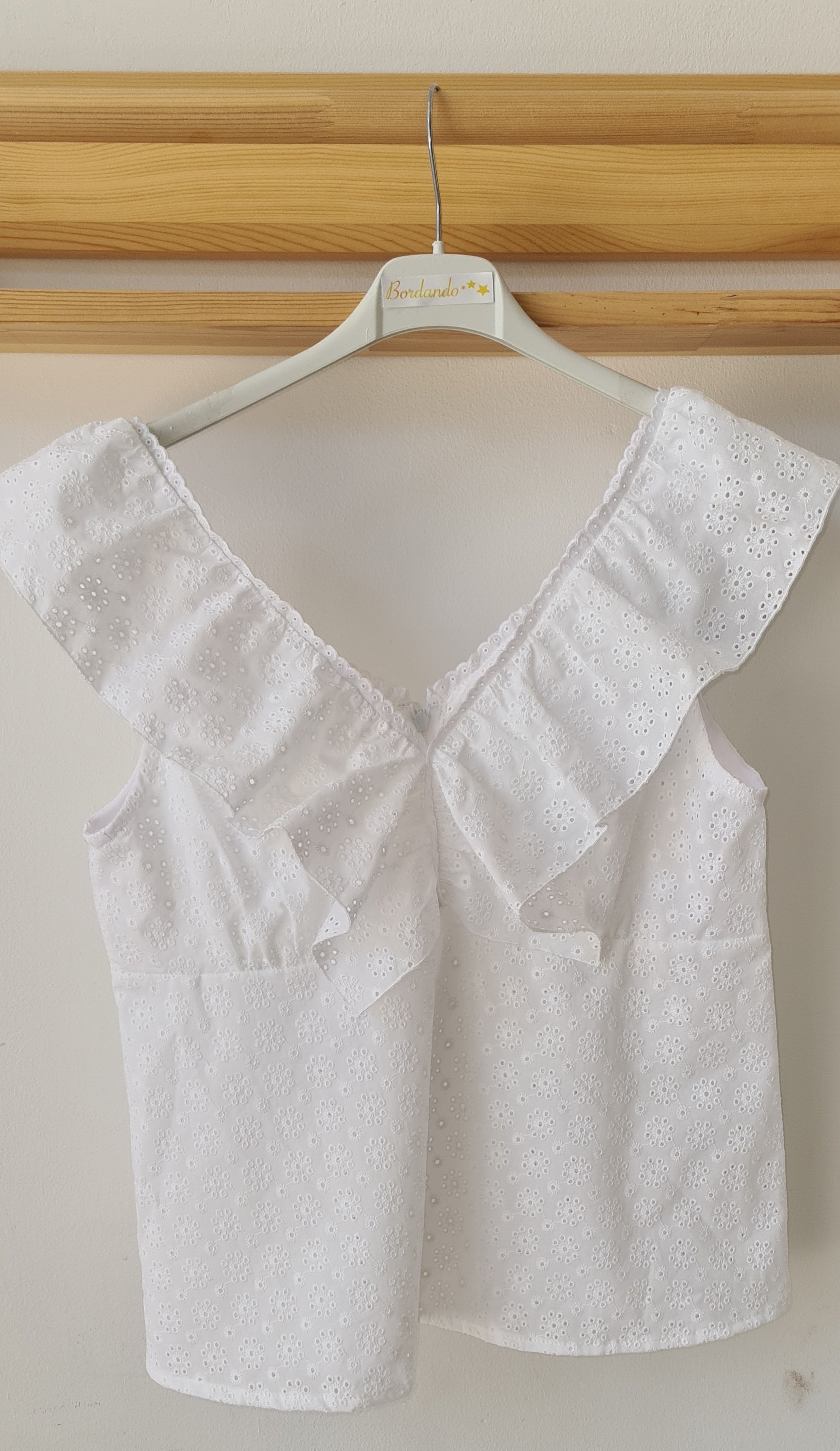 Blusa blanca tela bordada cuello pico